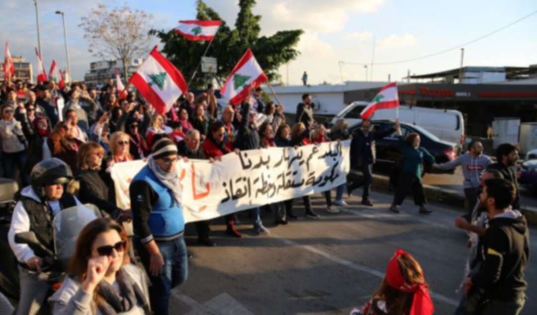 اللبنانيون يتظاهرون في اتجاهات البلاد الأربعة