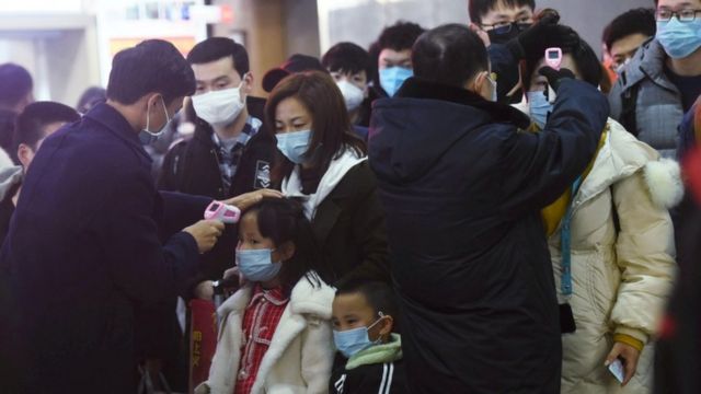 الصين تعزل إحدى مدنها الكبرى لمنع تفشي فيروس كورونا