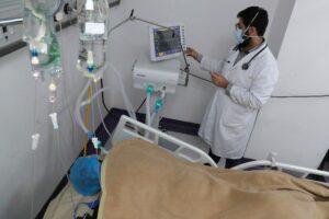 A medical staffer checks the data of a COVID-19 patient on a screen at the intensive care unit of the Rafik Hariri University Hospital in Beirut, Lebanon. (File photo: AP)
