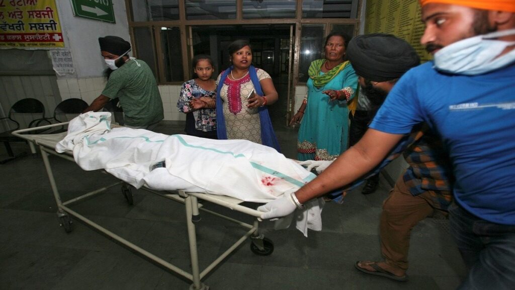 مقتل 12 شخصاً على الأقل دهساً بشاحنة في الهند