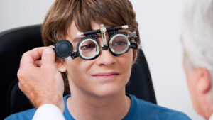 اليابان تكشف عن ابتكار نظارات ذكية تعالج قصر النظر