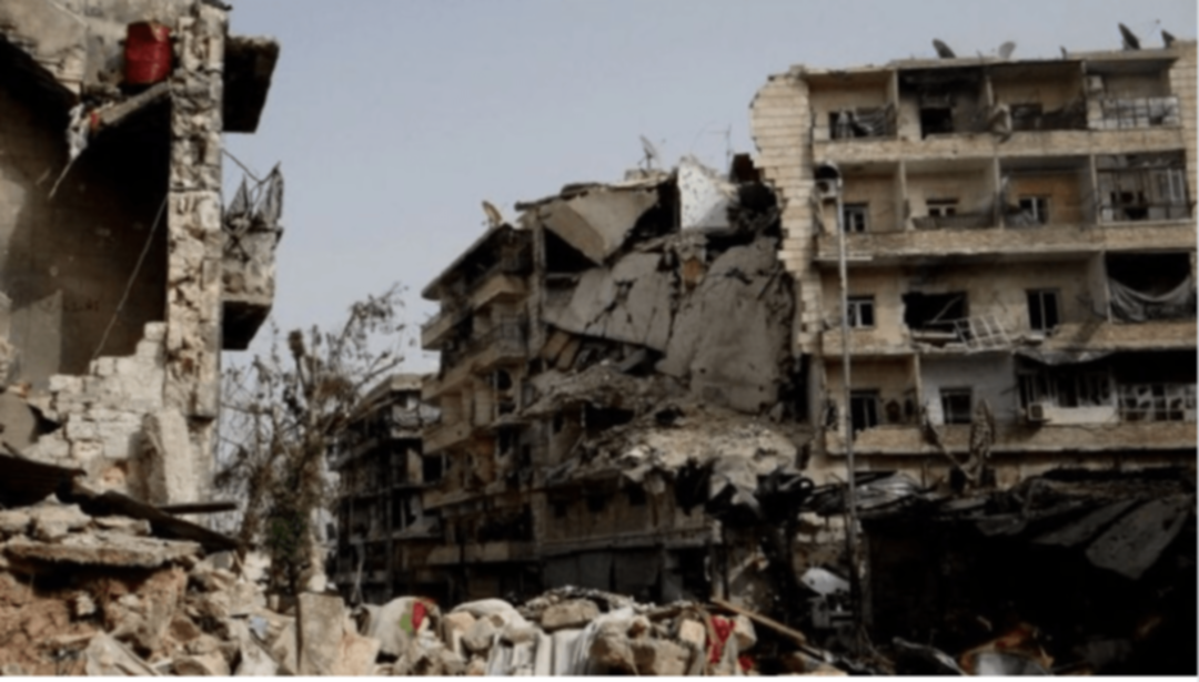 سقوط مبنى سكني في حلب.. ضحية ونحو عشرة مفقودين