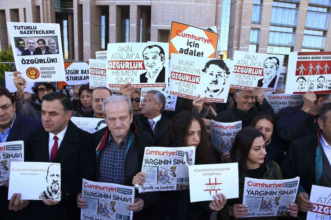 المعهد الدولي للصحافة يدين إجراءات تركيا ضد وسائل الإعلام
