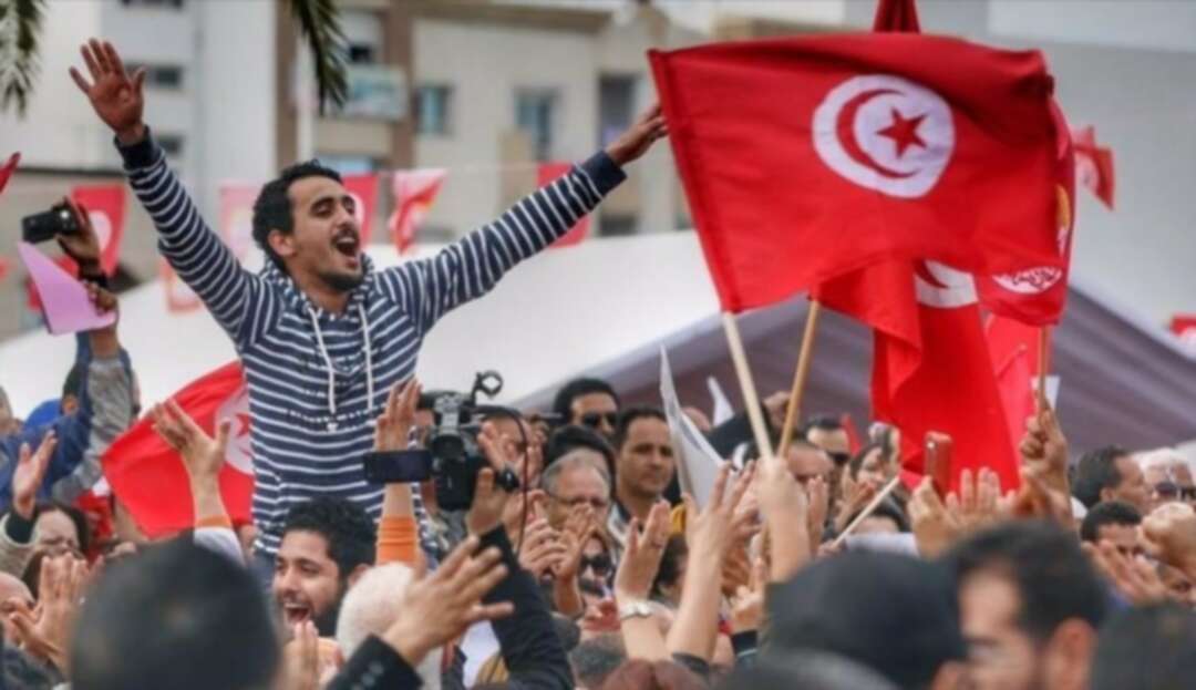 Thousands protest in Tunis despite police blockade