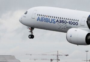An Airbus A350-1000 takes off during its maiden flight event in Colomiers near Toulouse, Southwestern France, November 24, 2016. (Reuters)