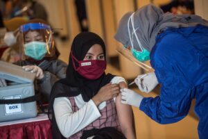A health worker administers a vaccine for the COVID-19 coronavirus in Surabaya on January 31, 2021. (AFP)