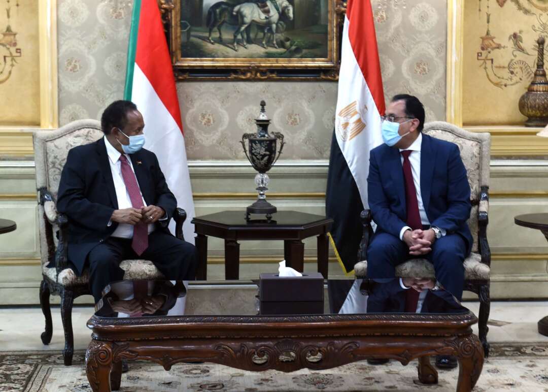 رئيس الوزراء السوداني يصل مصر لبحث سبل تعزيز العلاقات الثنائية