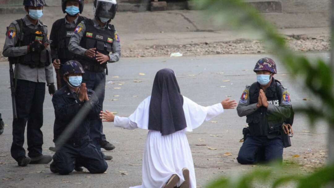 Nun kneels in front of police to stop Myanmar violence