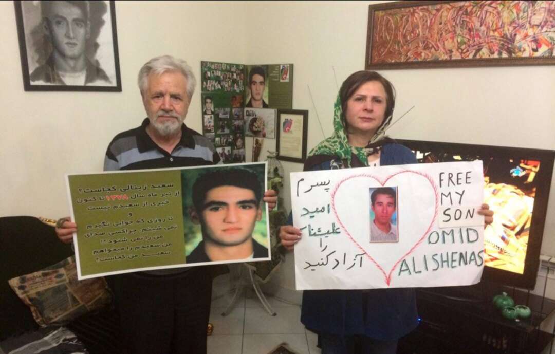 أم إيرانية تبحث عن ابنها الذي اعتقل قبل 21 عاماً والسلطات تنفي اعتقاله