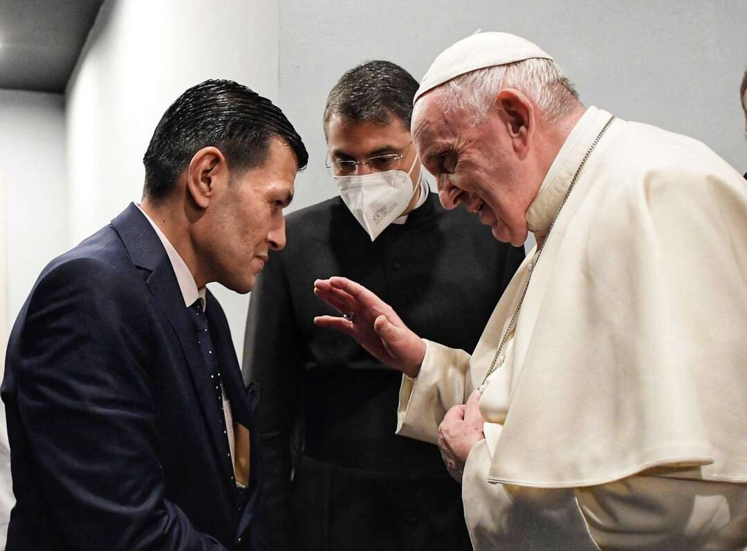 البابا فرانسيس يلتقي والد 