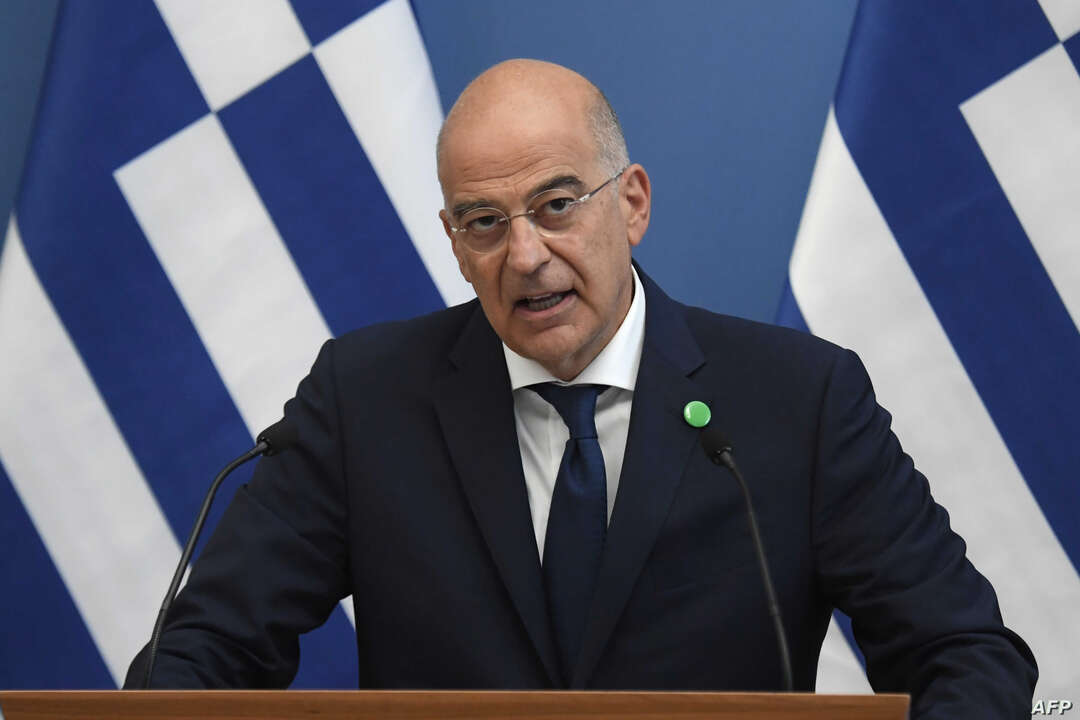 وزير الخارجية اليوناني يدعو لخروج جميع القوات الأجنبية من ليبيا