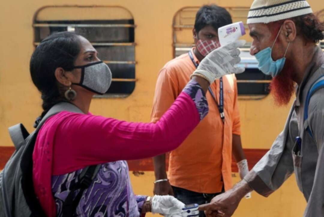 Migrant workers fill Mumbai trains as COVID-19 situation dries up jobs