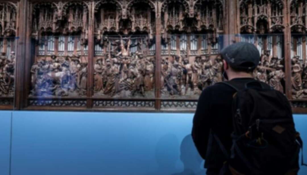 عرض منحوتة خشبية تعود إلى القرن الـ15 في أحد متاحف بروكسل