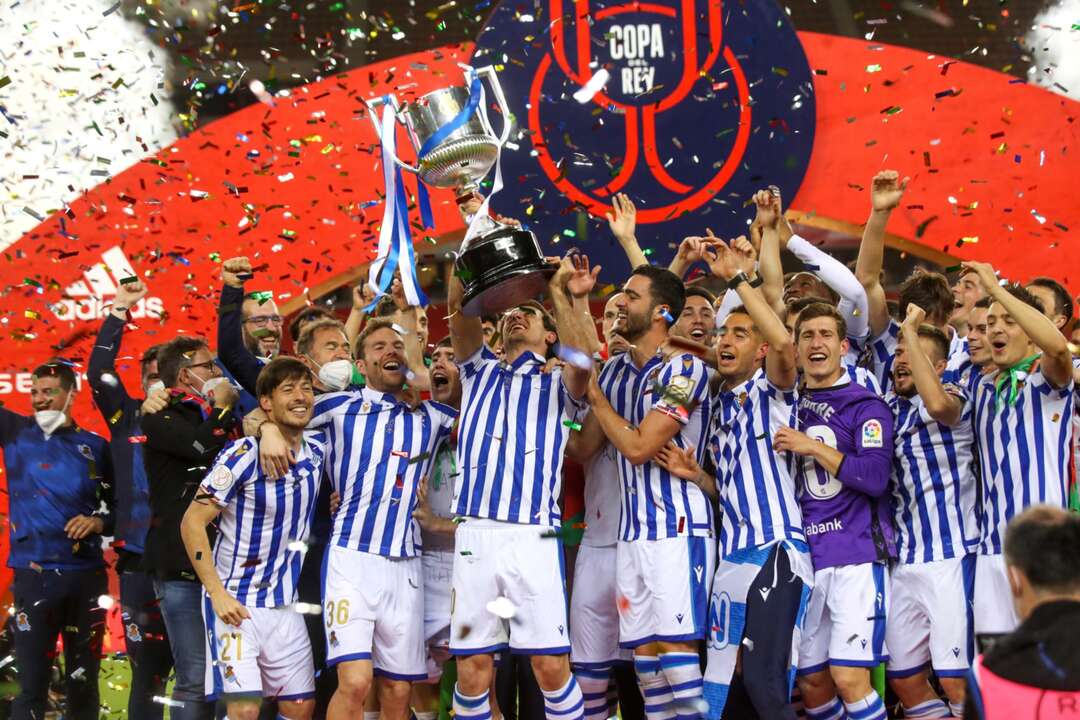 ريال سوسييداد يرفع كأس ملك إسبانيا المؤجلة من عام 2020