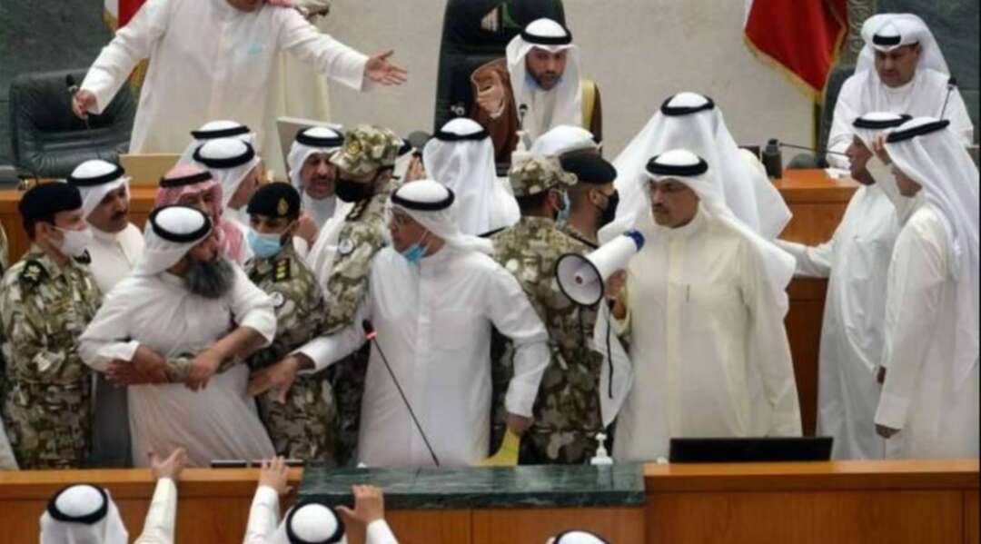 اشتباك بالأيدي في مجلس الأمة الكويتي