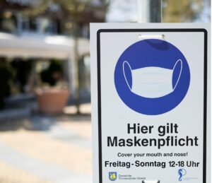 A sign reading Entering the area only with mask is seen amid the coronavirus disease (COVID-19) pandemic in downtown Timmendorfer Strand, Germany April 13, 2021. (File photo: Reuters)