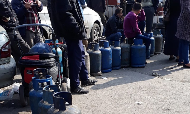 امرأة سورية تبيع دورها على الغاز لتأمن الخبز لأطفالها