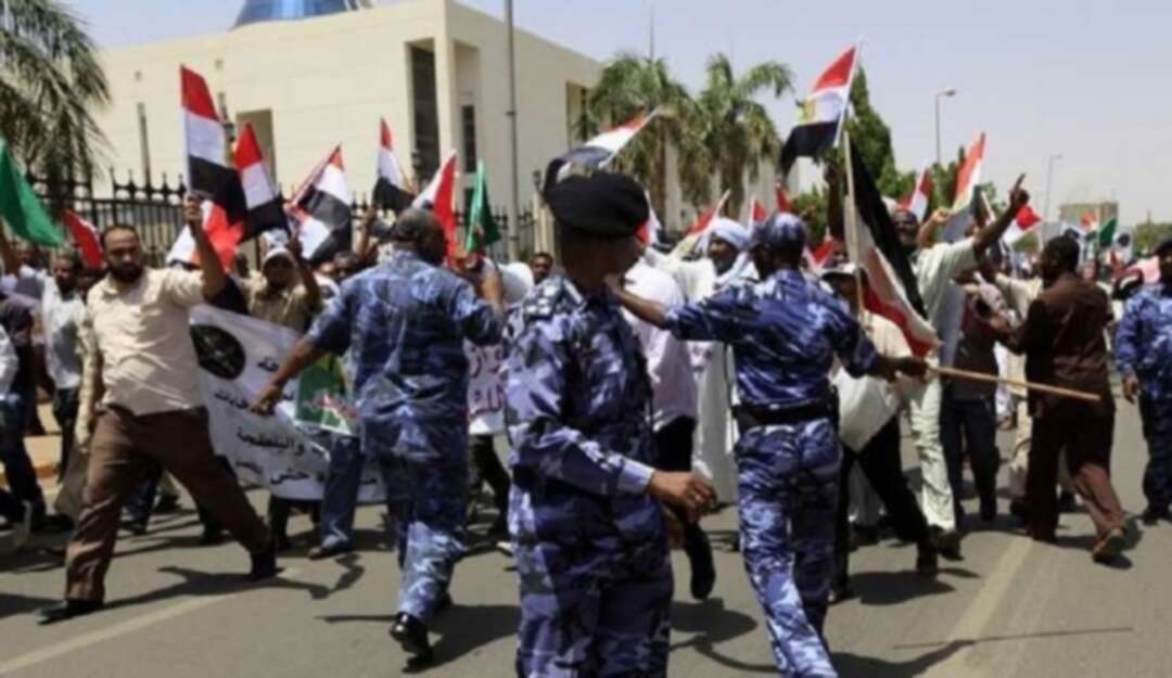 محتجون يهددون بإغلاق مقر الحكومة ومبعوث أمريكي يصل السودان