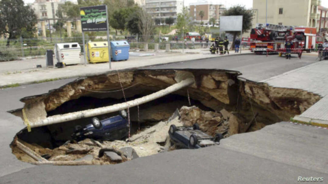 حفرة كبيرة تبتلع سيارتين في أحد شوارع العاصمة الإيطالية