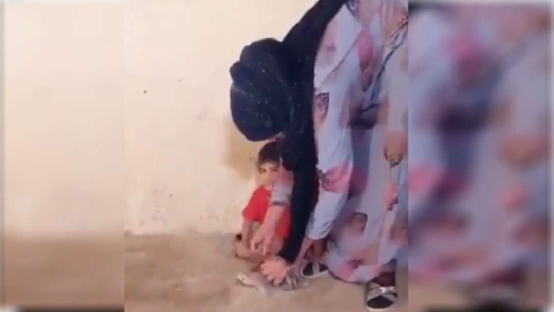 فيديو صادم آخر.. تعذيب طفل وتكبيله من قبل زوجة أبيه