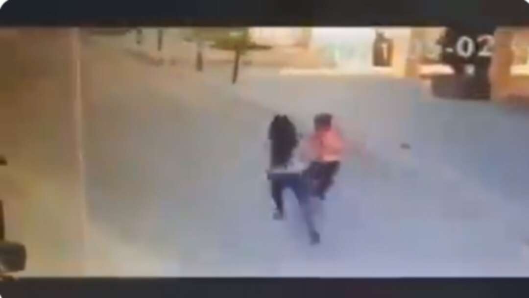 فيديو لطفل سوري يتعرّض لاعتداء وحشي من شابة لبنانية