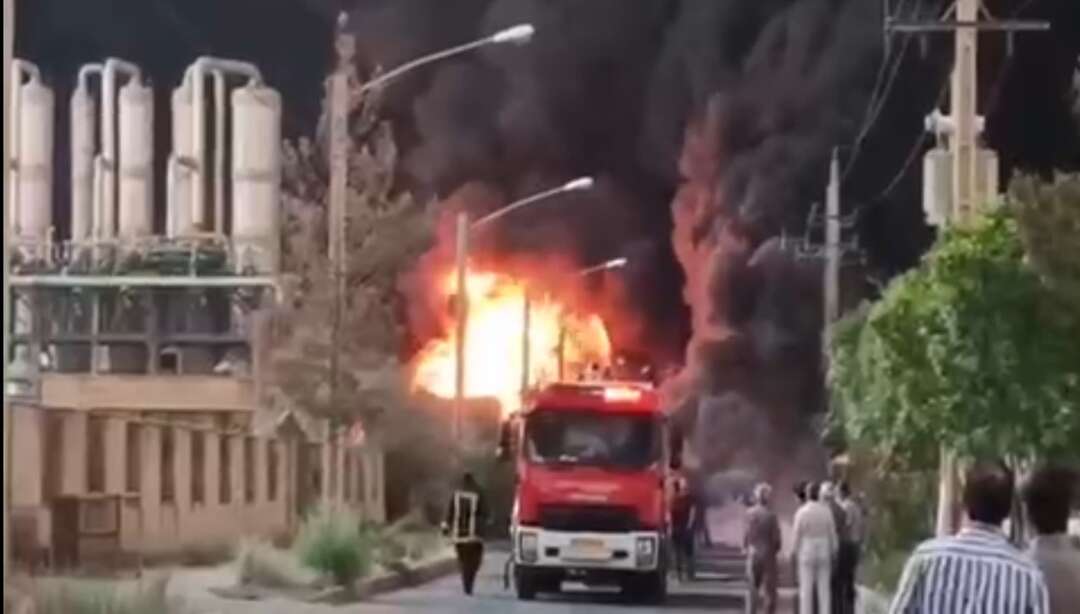 حريق هائل في مصنع للكيماويات بالقرب من مدينة قم بإيران
