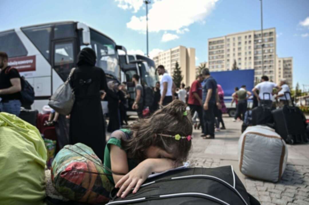 لاجئون سوريون يتعرّضون للضرب والإهانة في مراكز الترحيل التركية
