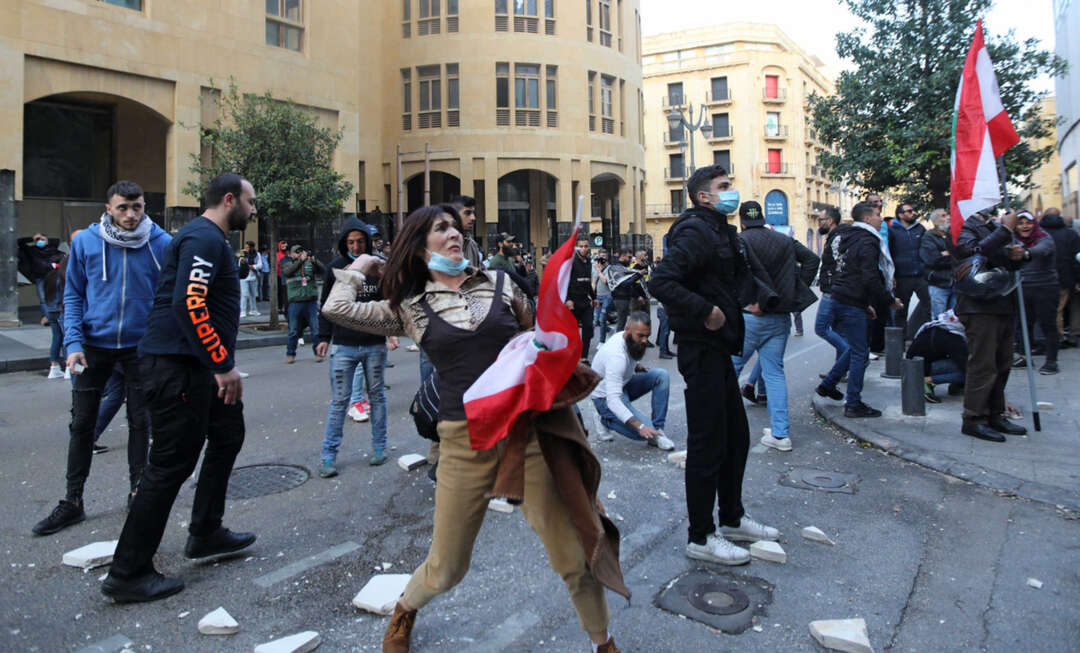 محتجون لبنانيون يقتحمون الباحة الخارجية لمصرف لبنان في طرابلس