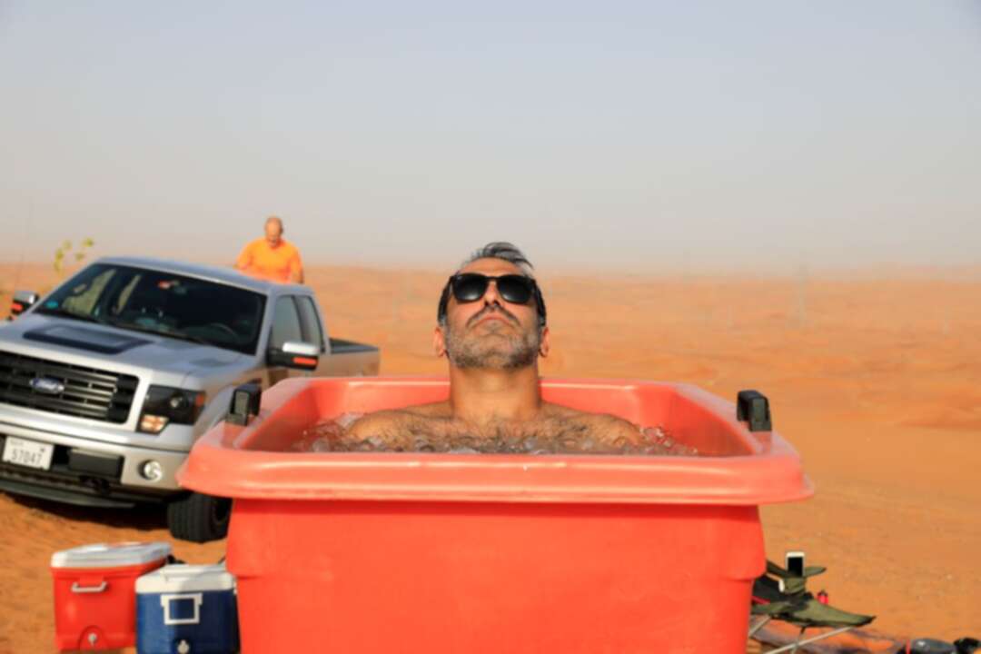 حمامات جليدية لكسر الحرارة في صحراء الإمارات
