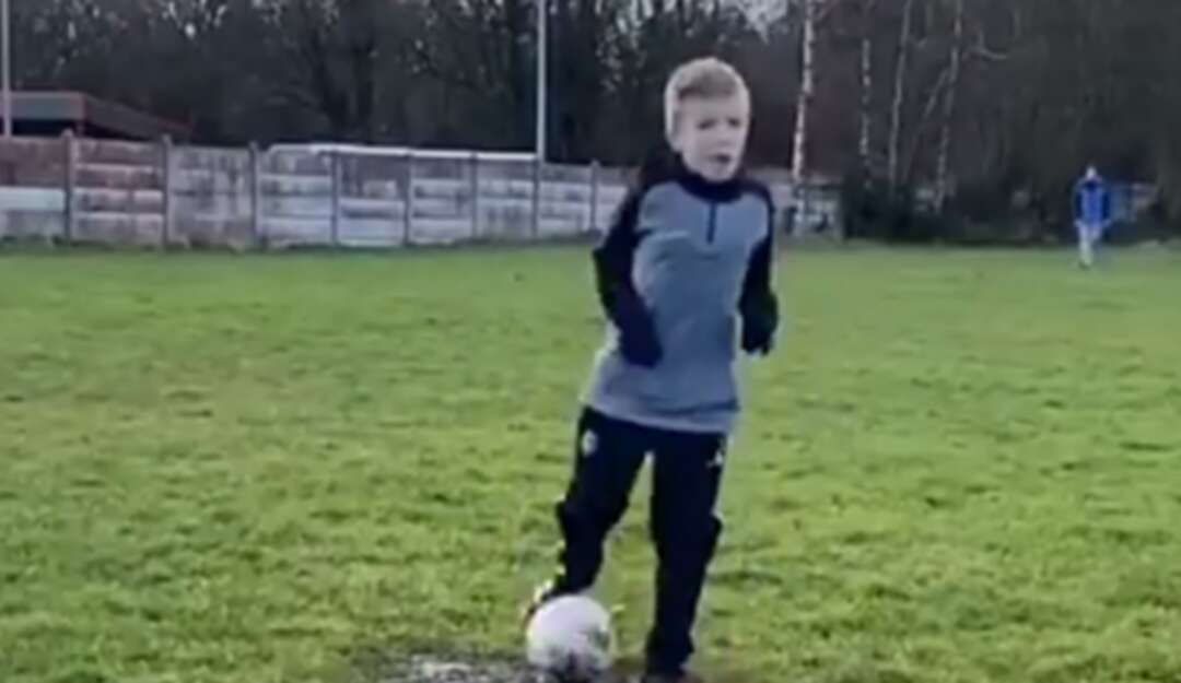طفل بريطاني يخطف الأنظار لقدرته الفائقة على أداء مهارات كرة القدم