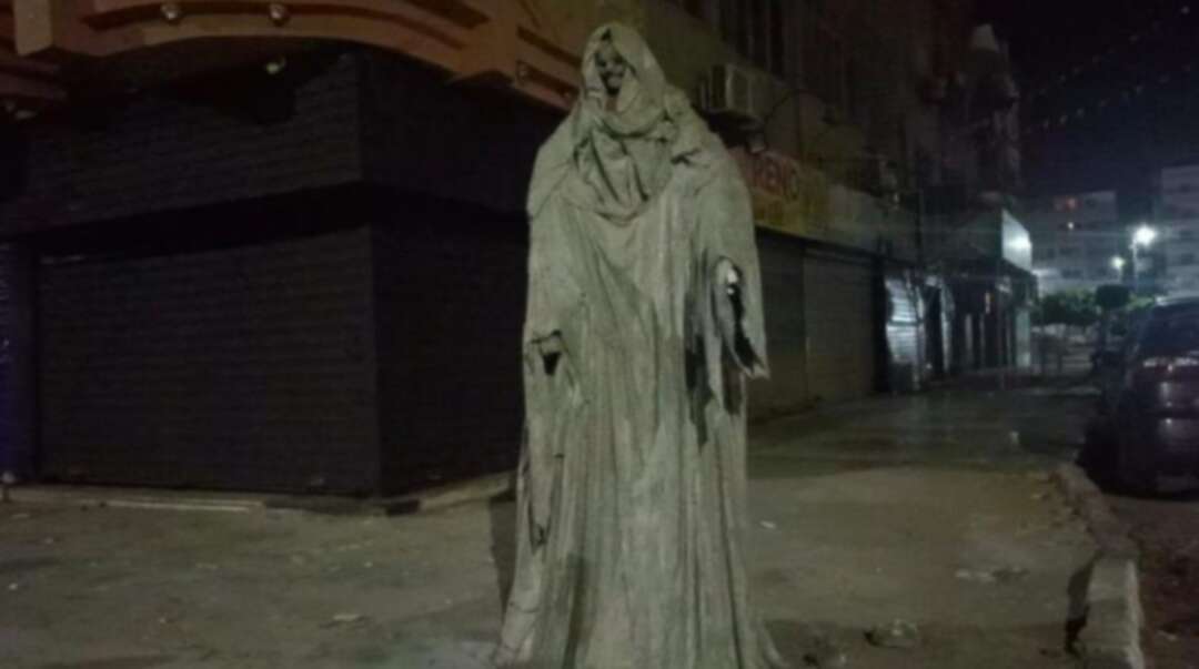 تمثال الشبح.. يثير ذعر المواطنيين في أحد شوارع مصر