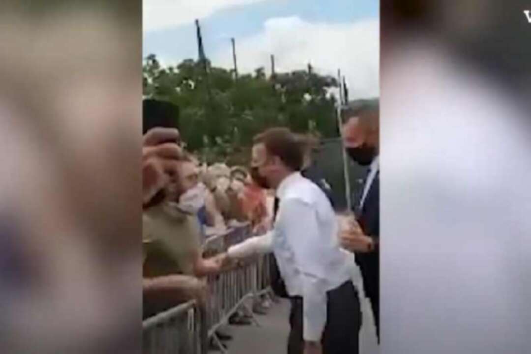 بالفيديو: الرئيس الفرنسي ماكرون يتلقى صفعة على وجهه
