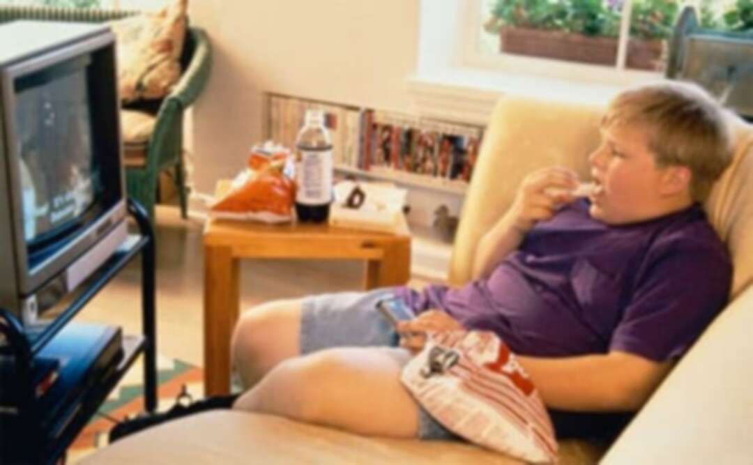 مشاهدة التلفاز أثناء تناول الطعام تضعف تطوّر اللغة عند الأطفال