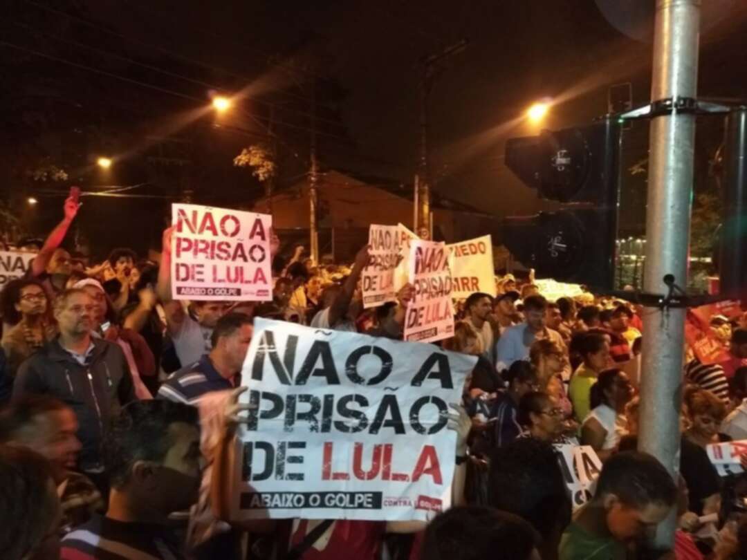 عشرات آلاف البرازيليين يطالبون بعزل بولسونارو