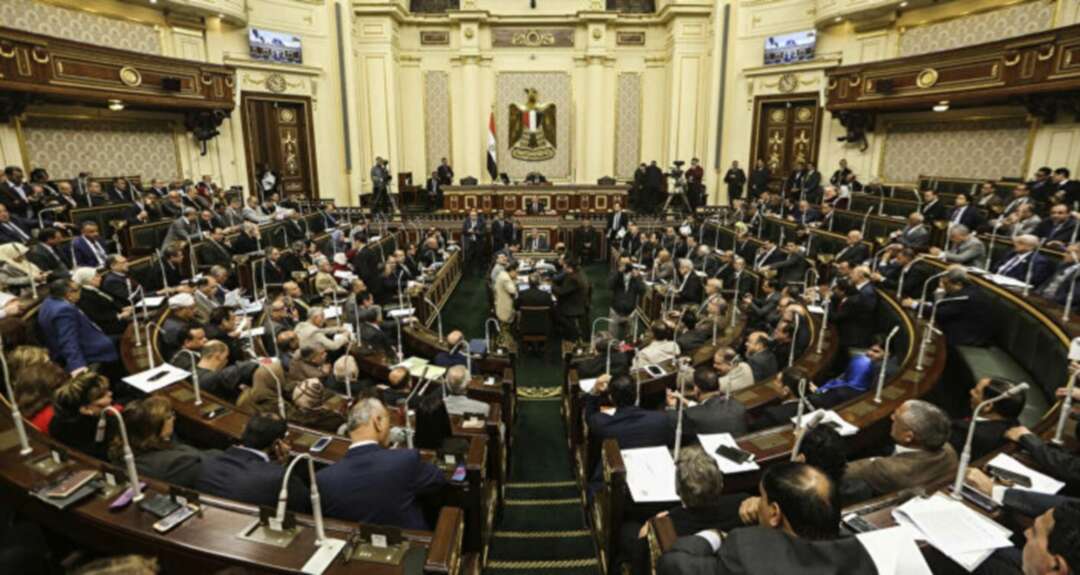 البرلمان المصري يقرّ نهائياً قانون فصل موظفي 