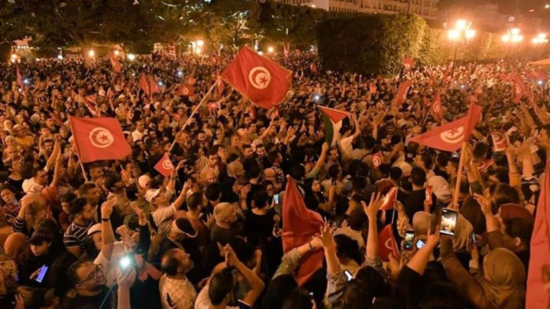 الجيش التونسي يمنع الغنوشي من دخول مبنى البرلمان