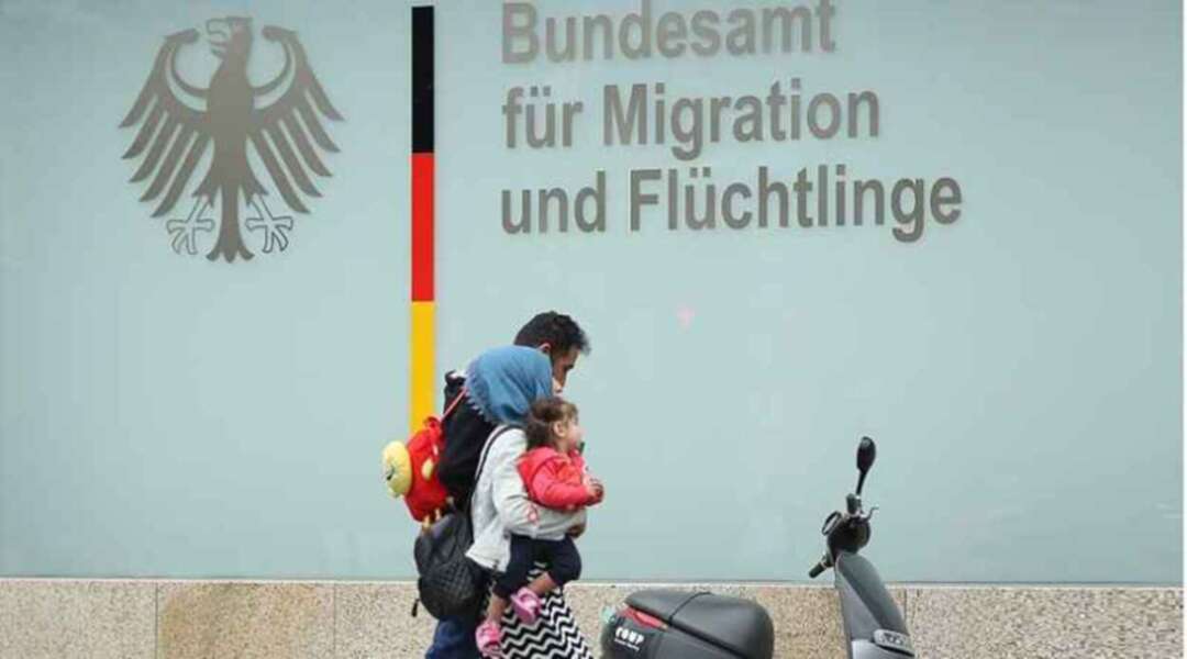 اللاجئون السوريون في ألمانيا يضطرون لتمويل نظام الأسد