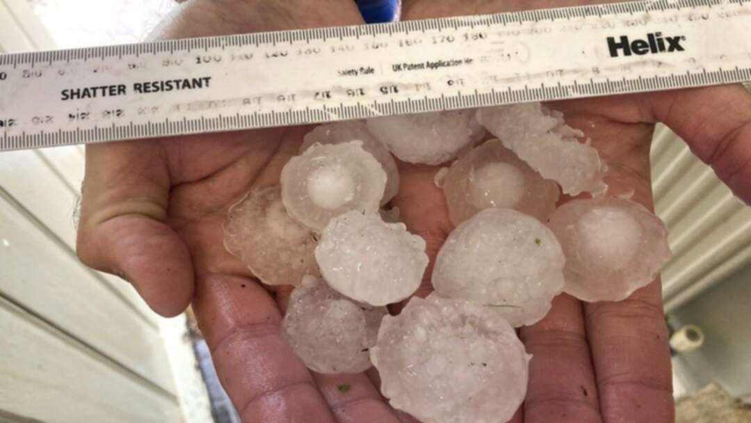 Giant hail in Leicestershire, England, damages cars