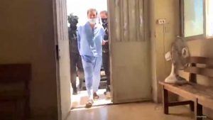 لقطة من مقطع فيديو متداول عن دخول باسم عوض إلى قاعة المحكمة