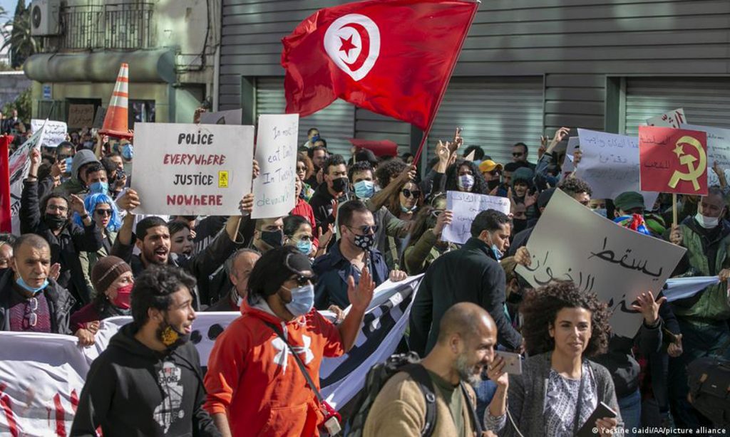 محتجون غاضبون يضرمون النار في مقرات حركة النهضة بتونس