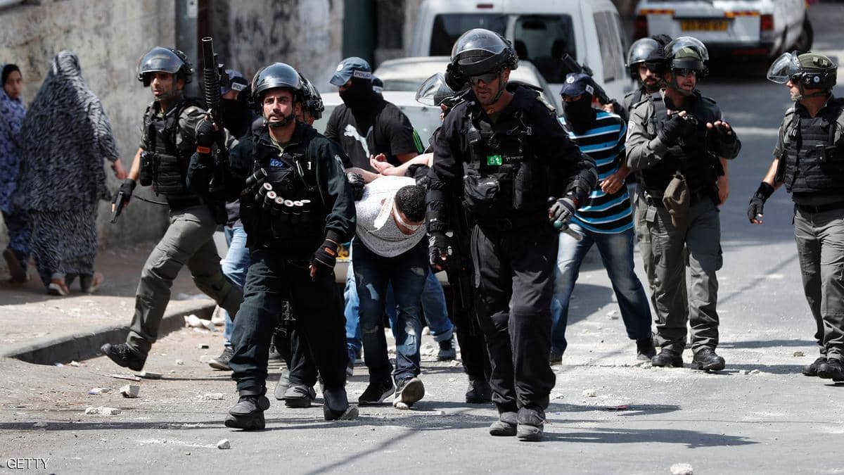 القوات الإسرائيلية تعتقل فلسطينيين/ أرشيفية