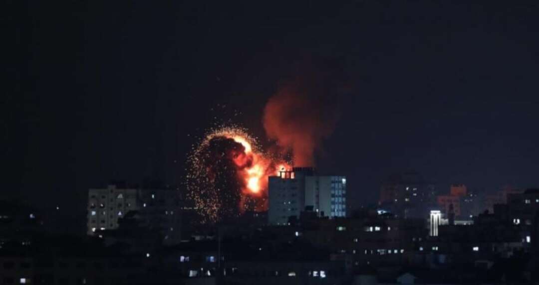 رداً على البالونات الحارقة.. غارة إسرائيلية على موقع بغزة