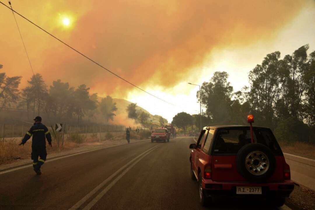 الحرائق تصل ضواحي أثينا.. الآلاف يفرّون من منازلهم