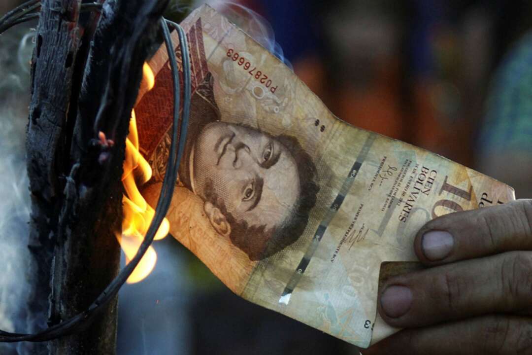 الفنزويليون يتخلّصون من نقودهم قبل إلغائها