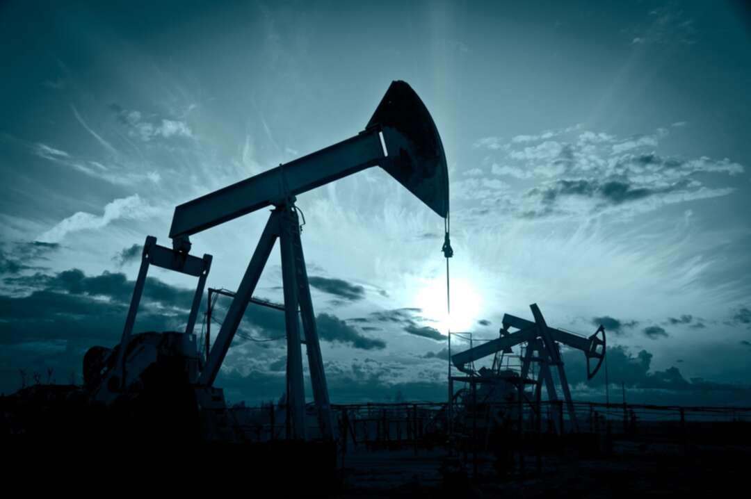 النفط ينخفض بعد تسريبات بزيادة الإنتاج في السعودية