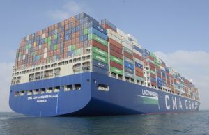 أكبر سفينة في العالم تنقل الحاويات تمر بقناة السويس