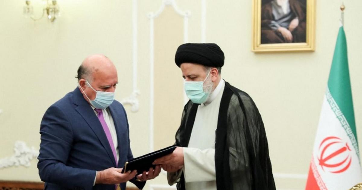وزير الخارجية العراقي، فؤاد حسين، يسلّم الرئيس الإيراني دعوة لحضور قمة بغداد/ أرشيفية