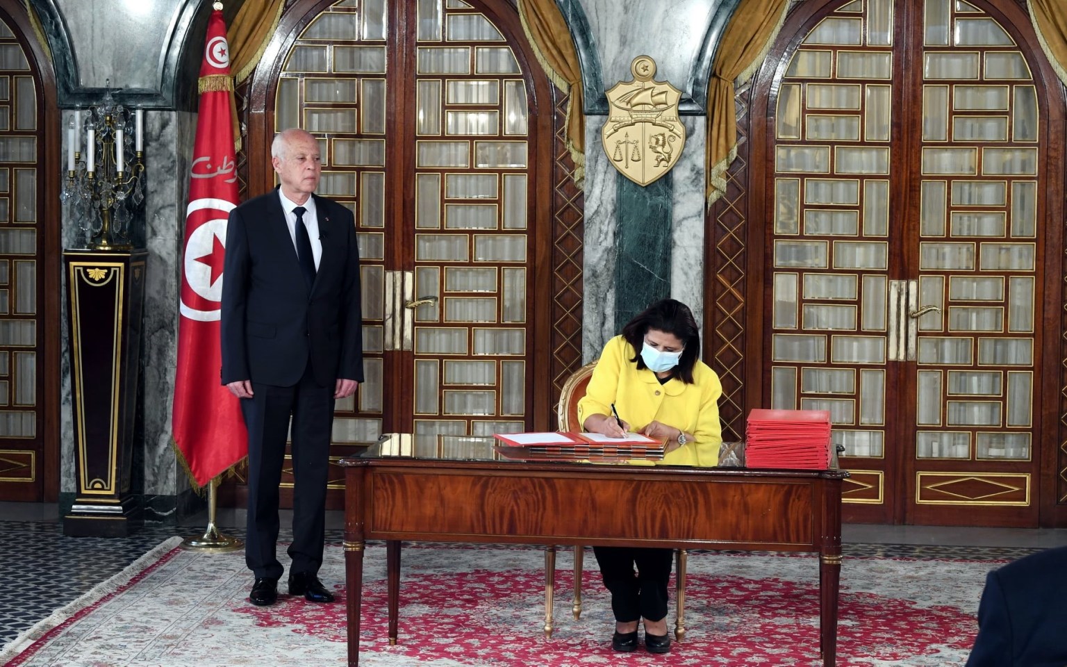 قيس سعيد يشرف على موكب تم خلاله التوقيع على اتفاقية توزيع مساعدات اجتماعية لفائدة العائلات الفقيرة/ الرئاسة التونسية تويتر