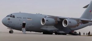 صورة لطائرة نقل عسكرية بريطانية في مطار دبي تنقل الأفغان إلى لندن