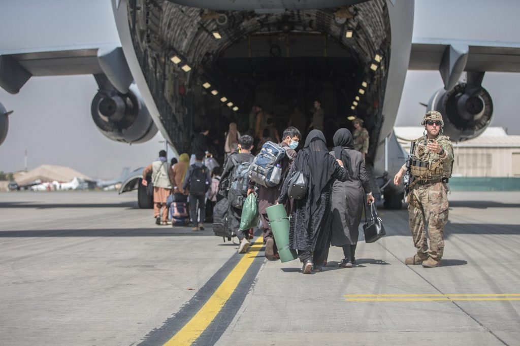 إجلاء 16 ألفاً من مطار كابول خلال 24 ساعة الأخيرة